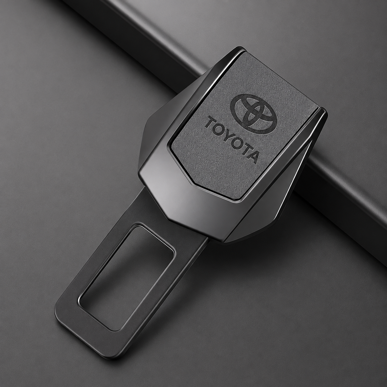 Метална закопчалка TOYOTA за автомобилен предпазен колан с кожен детайл TOYOTA