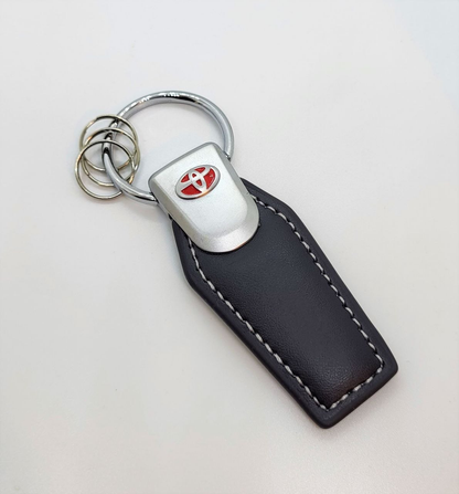 Ключодържател Toyota с черна каишка и метална емблема
