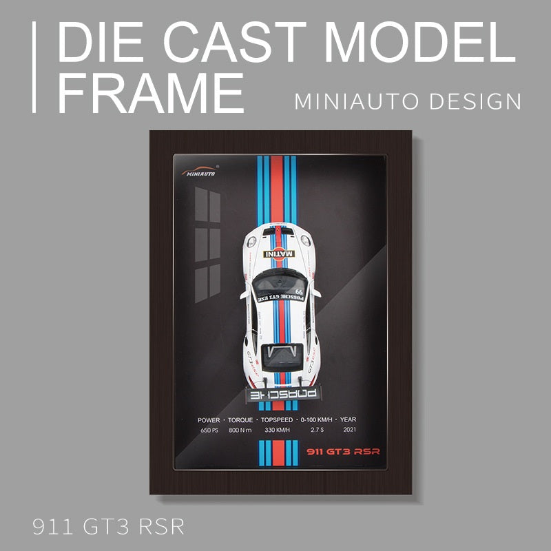 Макет Porsche 911 GT3 RSR в рамка – метален модел със светлини и отварящи се врати