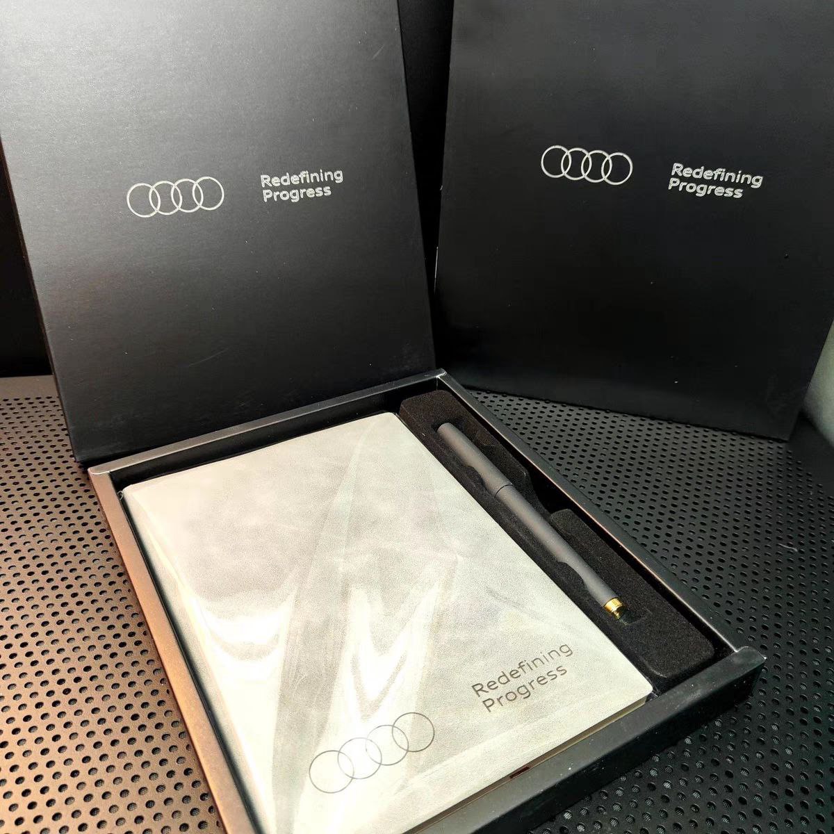 Тефтер за кола с лого