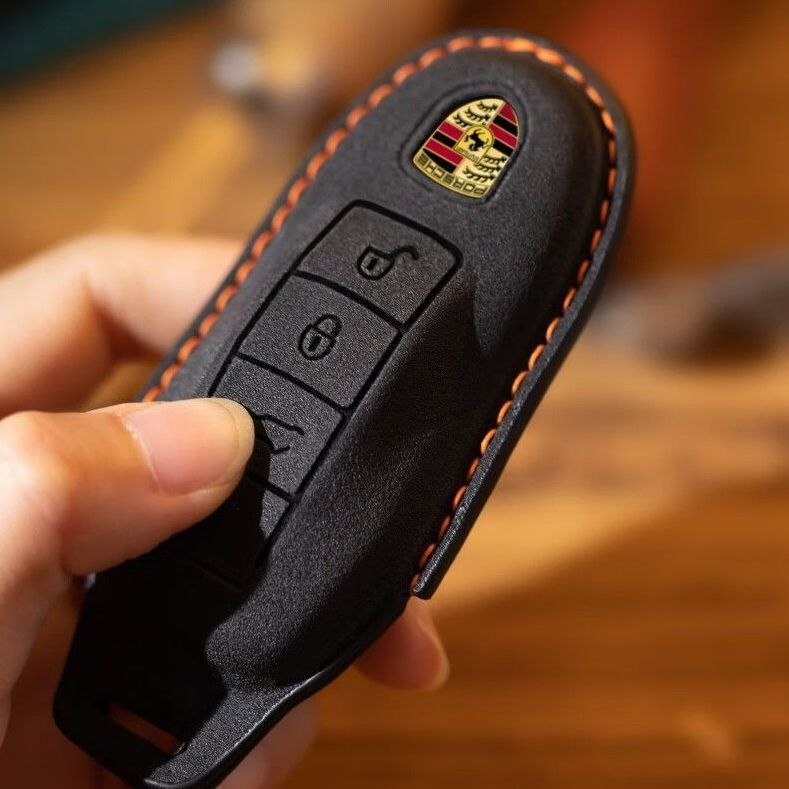 Кожен калъф за ключ Porsche с ключодържател – Ръчно зашиване